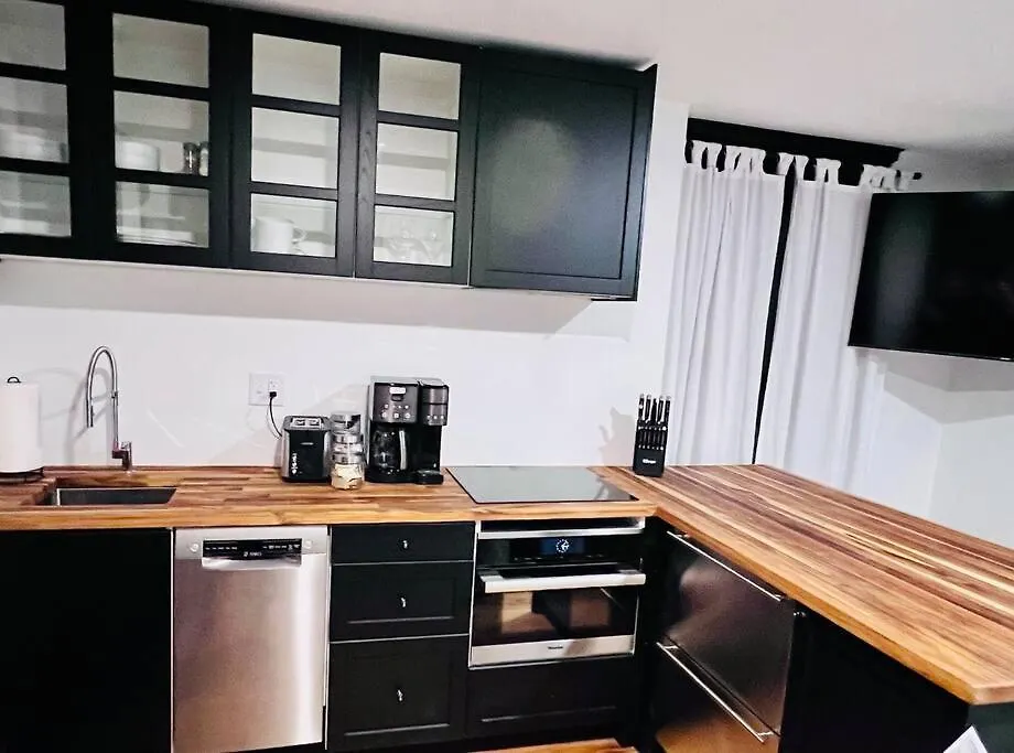 Romantic West End Apartment With Parking-1